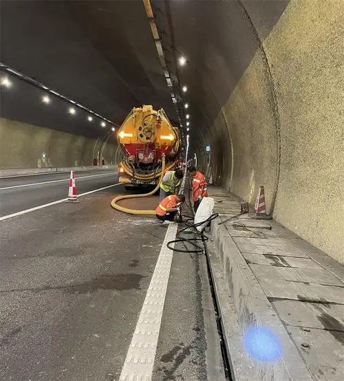 嘉峪关隧道排水渠清淤